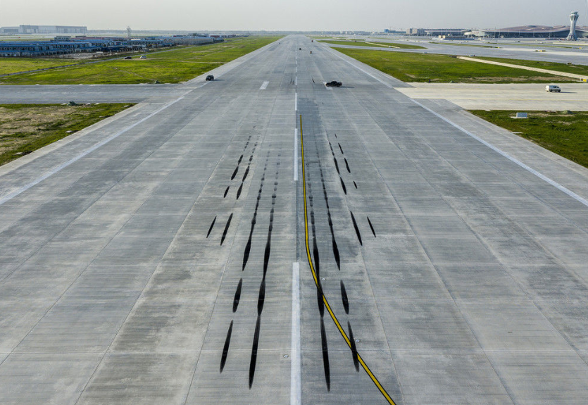 上百吨的飞机高速落地,为何砸不坏机场地面?跑道有什么秘密