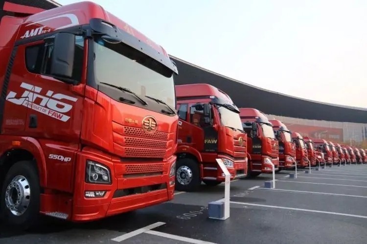 重卡销售排行_中国重型卡车销量冠军:打败东风、重汽、陕汽,半年卖出285515辆