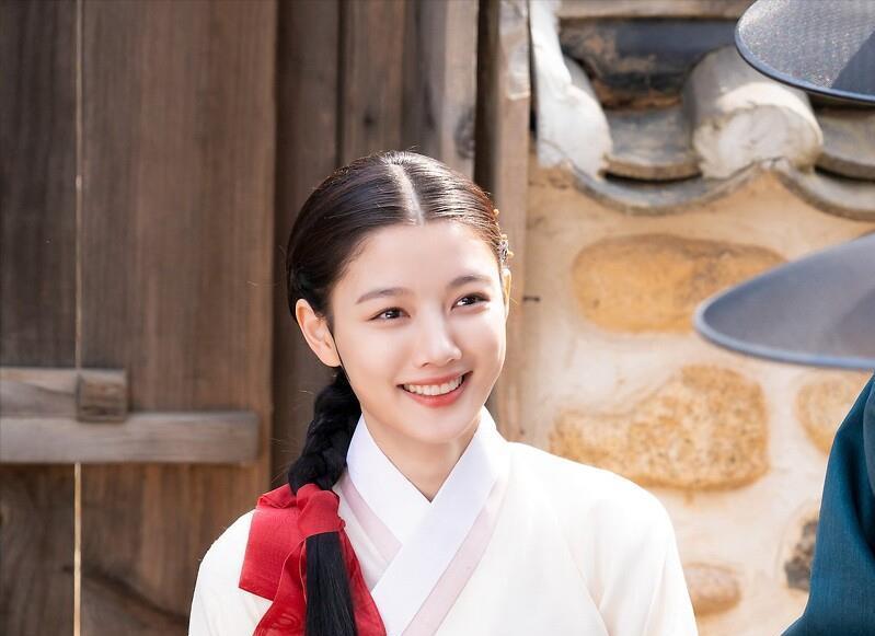 金裕贞幕后照美翻!《红天机》第六集超车上演月下之吻_腾讯新闻