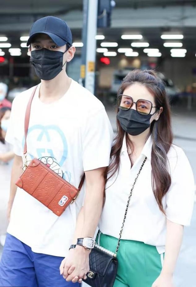 "凌云彻"经超真宠大六岁二婚老婆,牵手甜蜜走机场,望夫眼抢镜