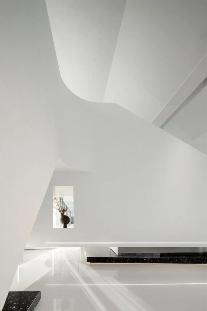 建筑形体虚实结合简洁中蕴含力量生活艺术中心