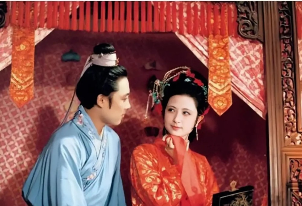 贾琏会休掉凤姐,把平儿或秋桐扶正?不可能,三人木另有他意_腾讯新闻