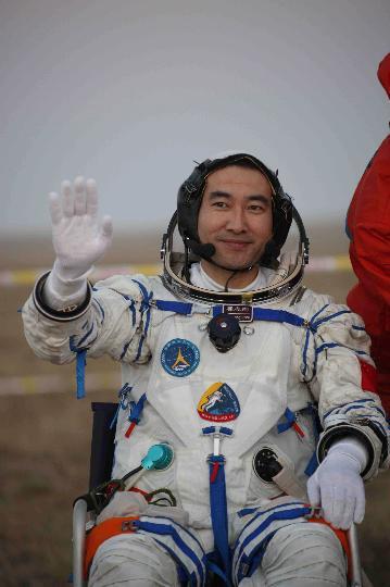 航天英雄翟志刚,为展示国旗不惧牺牲!