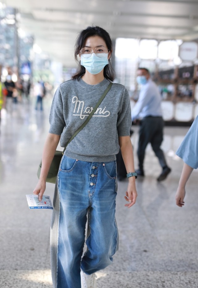 素颜的万茜也太有魅力了简约的日常装也有个性质朴且清纯