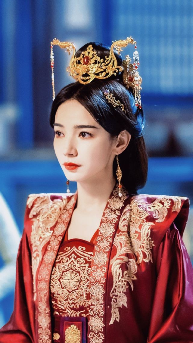 代斯和热巴一样,长相都属于比较有特点的,来自同一个城市后又加入同一