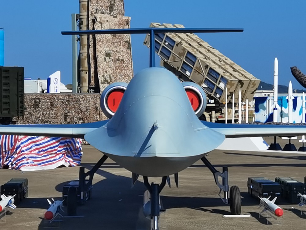 惊艳彩虹6无人机登场蓝白彩衣航展最靓双发喷气战斗力强劲