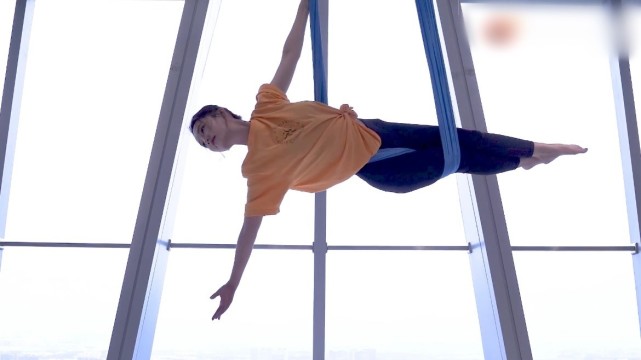 31岁李沁练空中瑜伽好美!67丝67带上劈叉身姿婀娜,新剧搭档任嘉伦