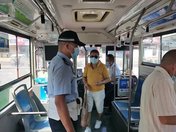 警察上公交巡查保安全