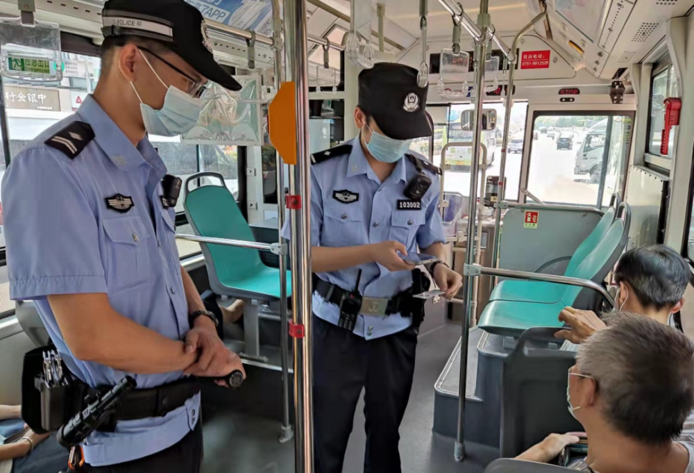 警察上公交巡查保安全