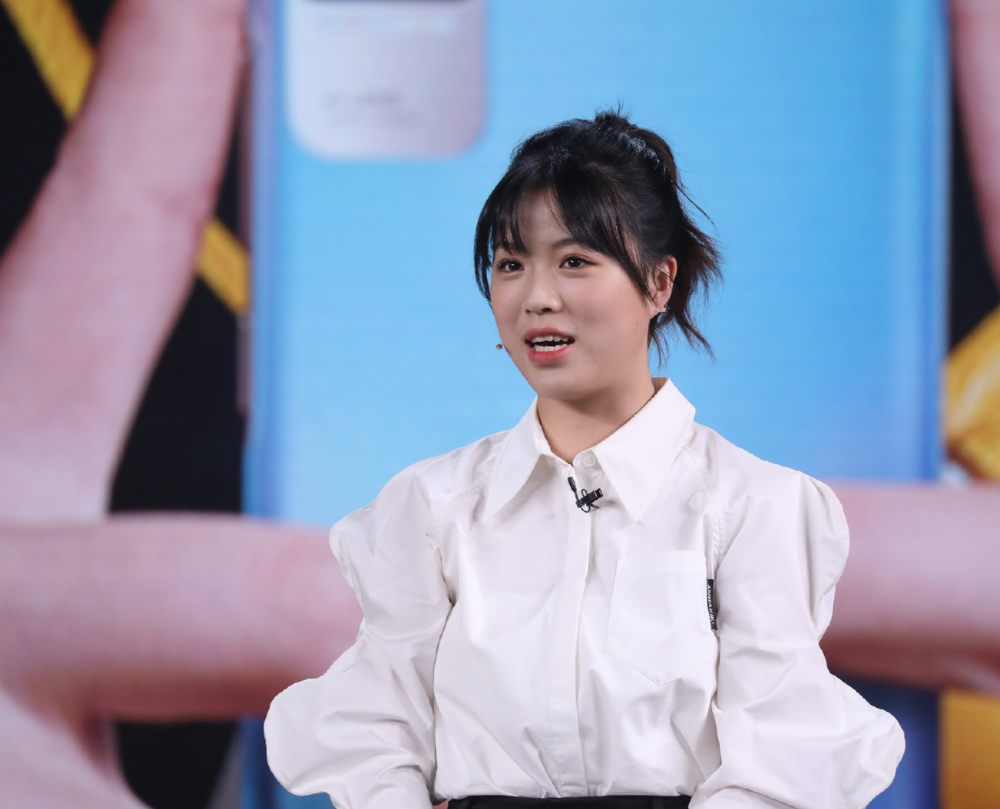 杨倩亮相小米新品发布会罕见穿短裙向观众比心御姐风十足