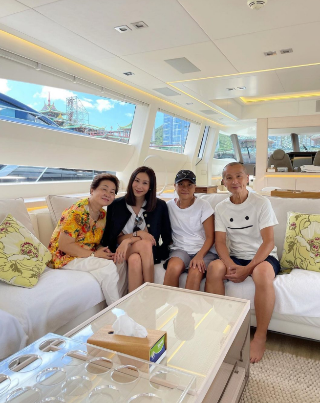 富婆生活尽显!女星晒超级豪华游艇出海照,住半山豪宅开跑车代步