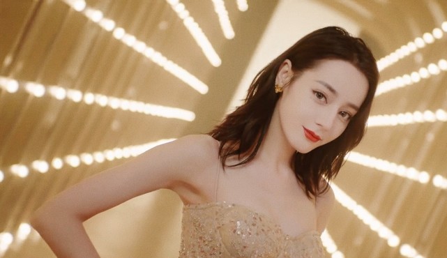 迪丽热巴曝广告大片装扮模仿赫本90后顶流的蝴蝶背太绝了