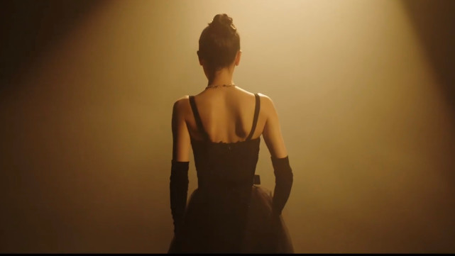 迪丽热巴曝广告大片装扮模仿赫本90后顶流的蝴蝶背太绝了