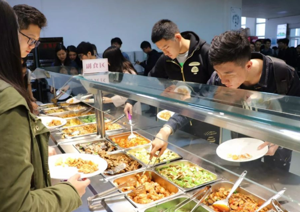 6元自助餐,學生吃15個雞蛋後,食堂