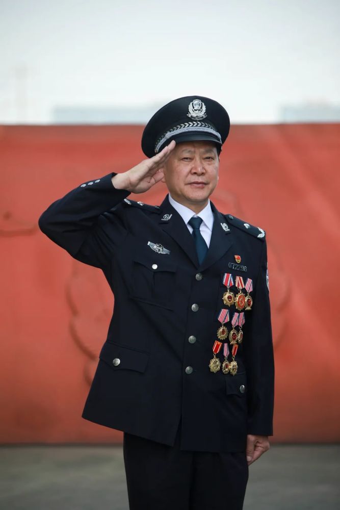 成都警察郭学彬:前进路上,无惧艰苦,不畏困难_腾讯新闻