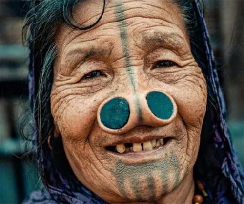 阿帕塔尼族女人将木塞放进鼻子越丑越幸运