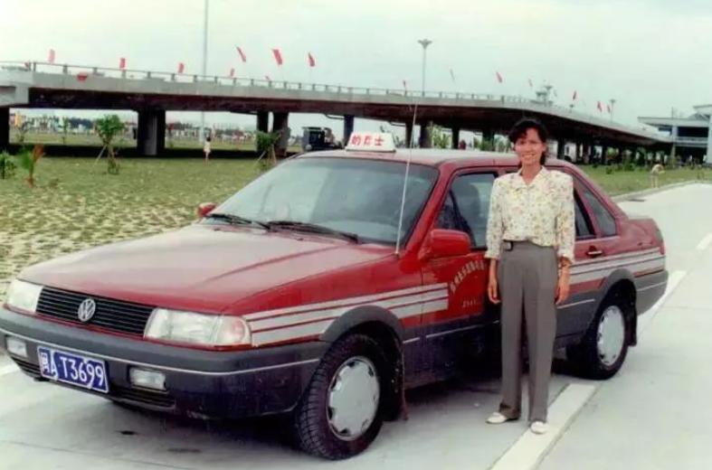 80年代的出租车司机有多吃香 30年前月入5千 给个公务员都不换 腾讯新闻