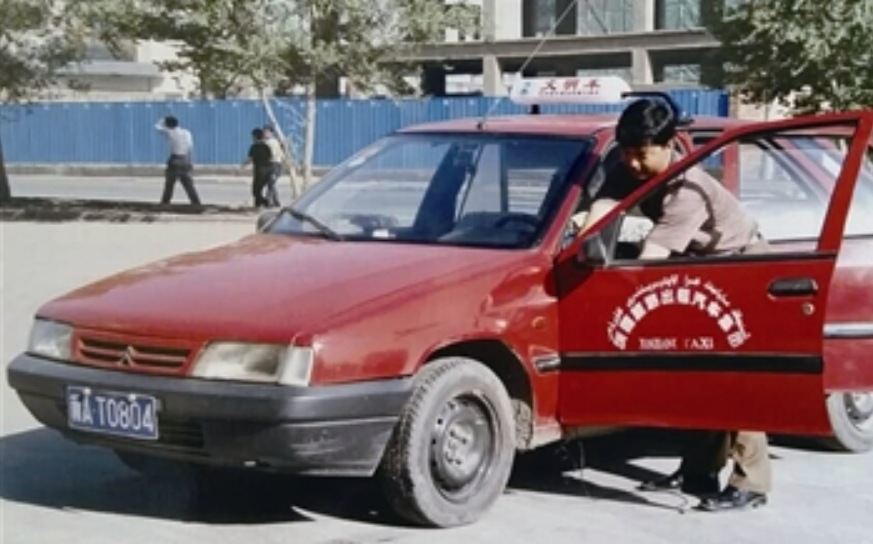 80年代的出租车司机有多吃香30年前月入5千给个公务员都不换
