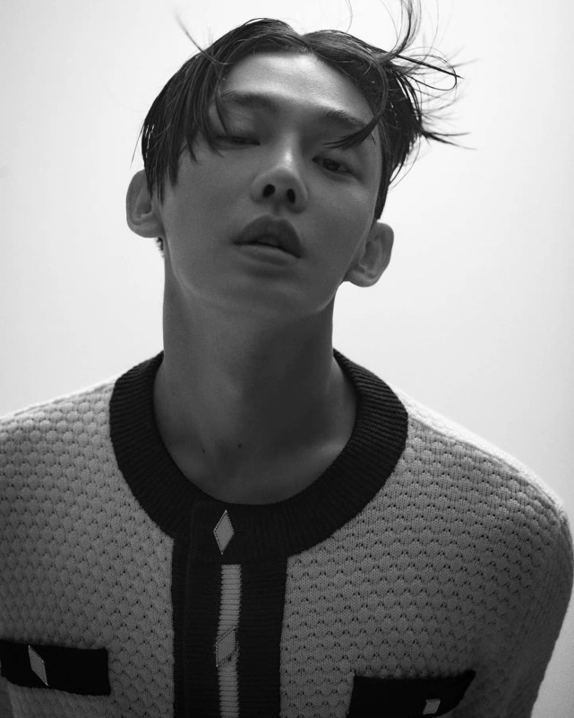 韩国演员刘亚仁新封面出炉这哥们又帅又时尚雅痞气质满分