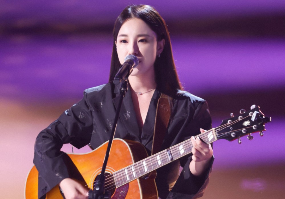 所以王馨,张露馨淘汰很正常,而贺三虽然人气低,但是她舞台表现力和