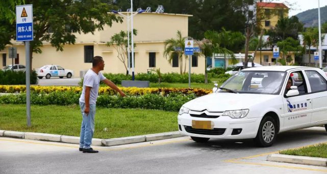 女学员练车真惊险无视教练指挥开车狂奔教练气得直接扔鞋