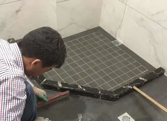 卫生间挡水条最好这样装,用了没多久渗水,后悔没早知道