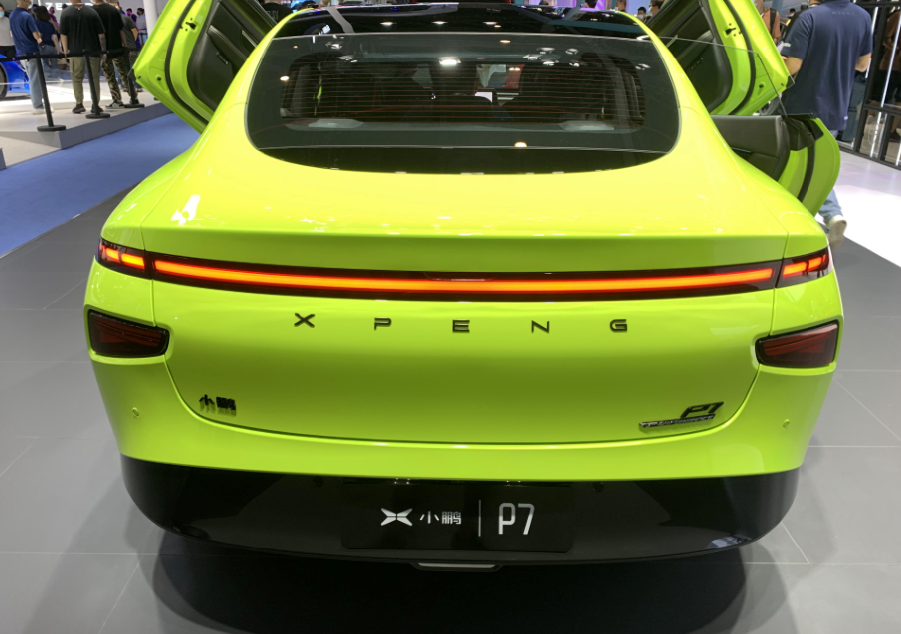 这才是最炫酷的小鹏p7超闪绿鹏翼门超高回头率不输跑车