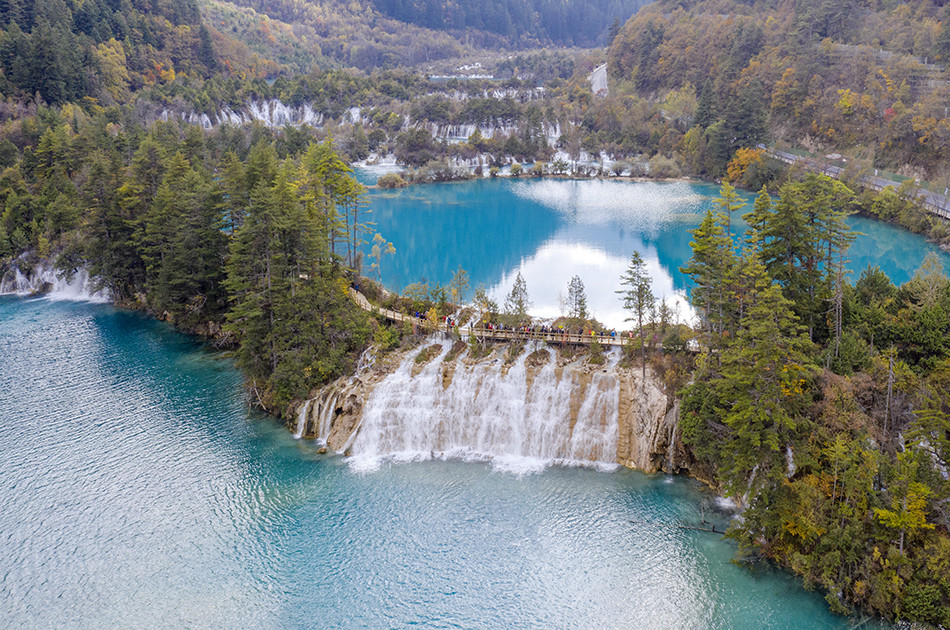还提升了旅游服务品质,此外,还有12个新景区新景点,随着九寨沟景区的