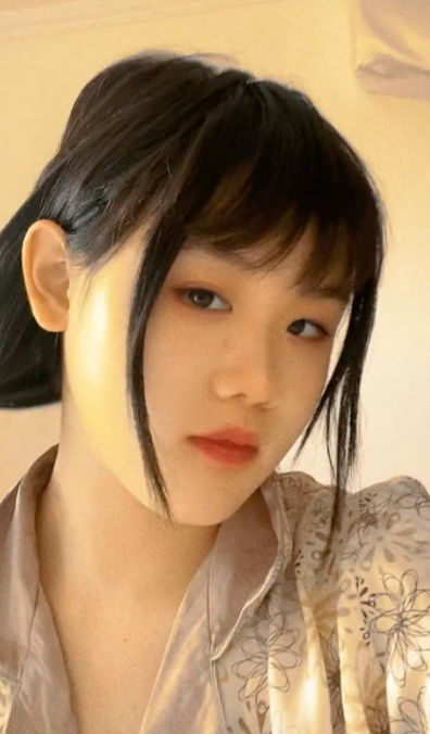 张家齐晒长发自拍视频网友与短发是两种不同的风格