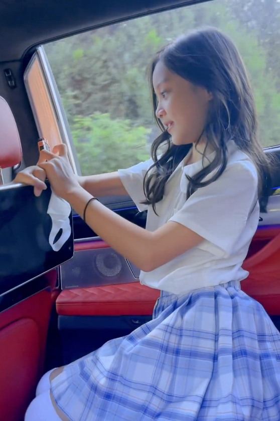 8岁甜馨上学路上真欢乐,学院风打扮俏皮可爱,一笑还露出豁牙