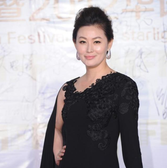 48岁王思懿穿全身黑亮相气质优雅温柔即使胖了也很绝美