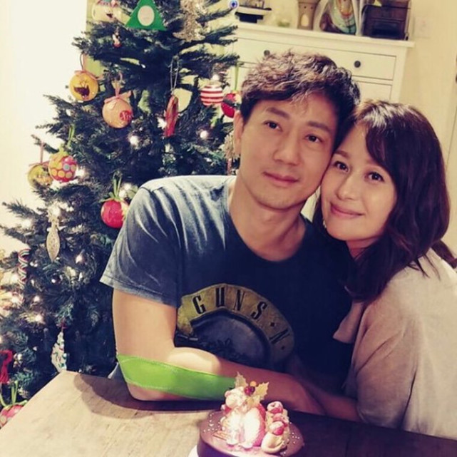 邝文珣全家为女儿庆祝生日一家五口颜值高富豪老公曾生意失败