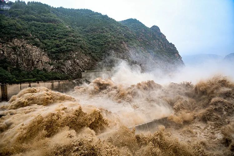 三门峡水利枢纽敞泄运用全力应对黄河2021年第1号洪水