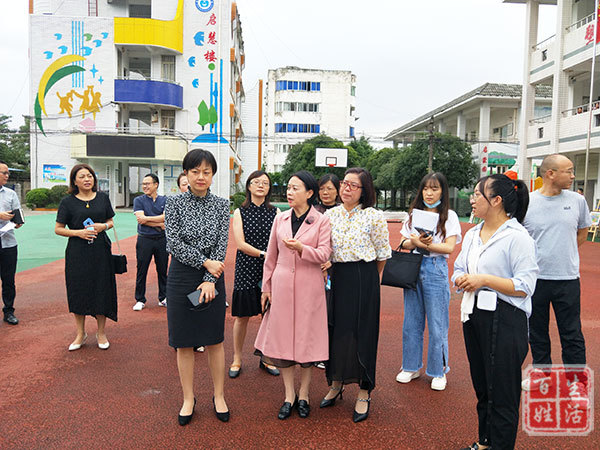 杨齐英深入学生家政课堂调研组一行参观了学校校园,了解了学校的办学