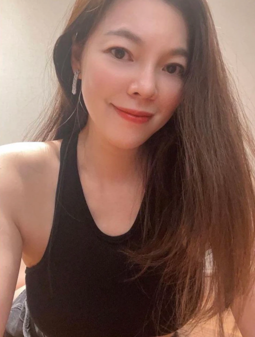富士康老板娘曾馨莹秀身材穿运动背心露纤腰戴大金表超显富贵