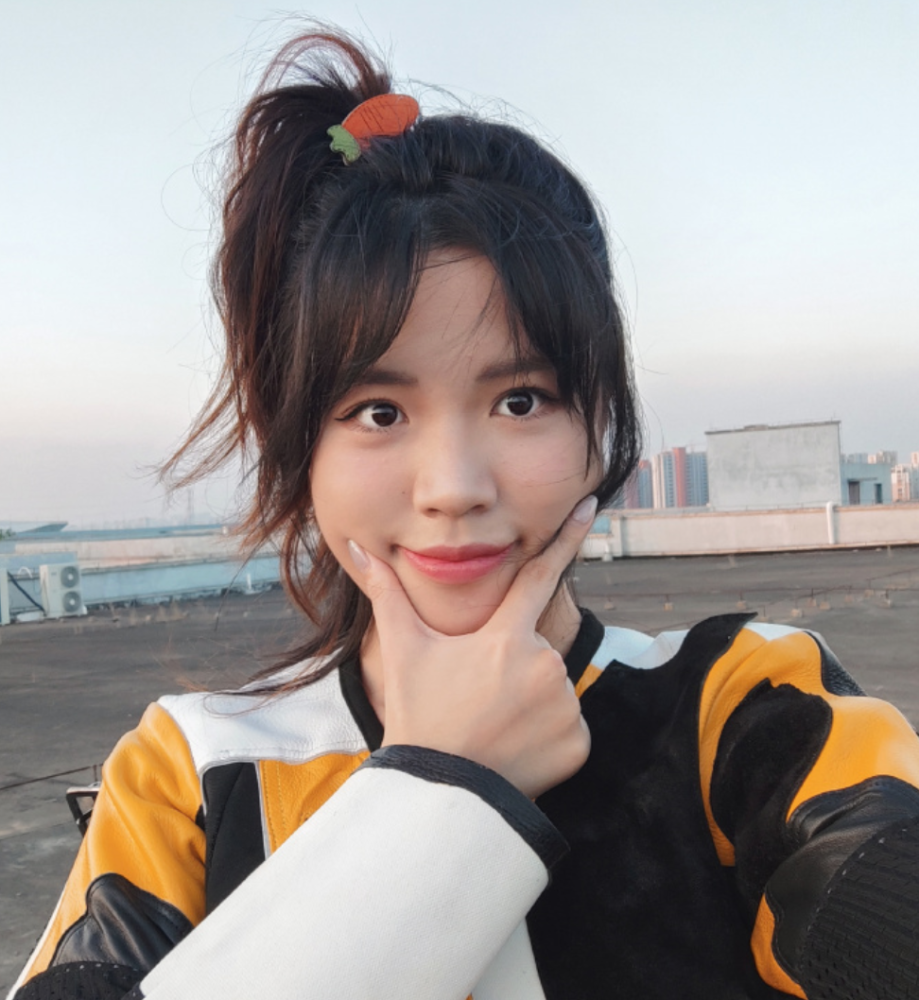 杨倩首登杂志封面穿黄色泡泡袖长裙头戴小黄鸭发夹可爱灵动