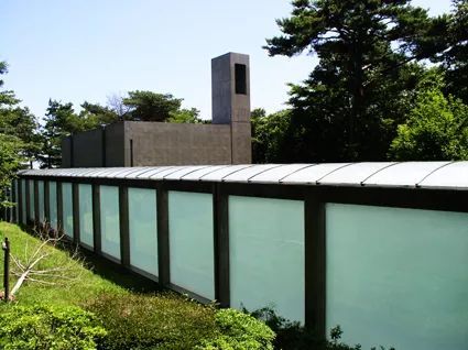 从这个入口进入玻璃走廊,走廊尽端意外地径直通向峭壁与海,而教堂主厅