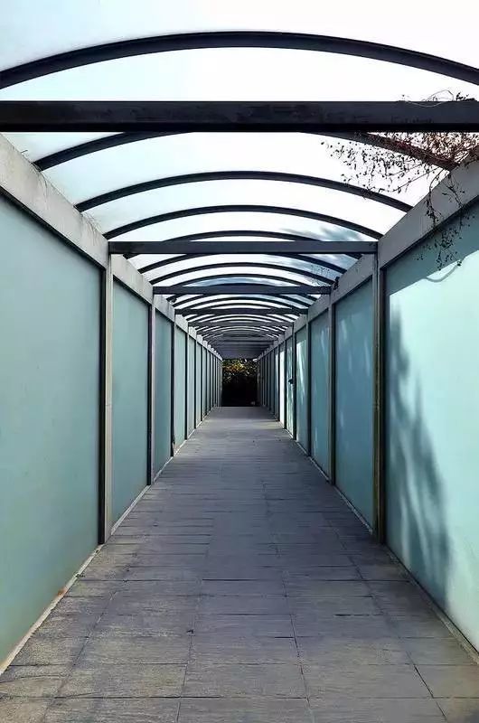 走廊中常常可以感受到海风贯穿而过,"风之教堂"由此得名