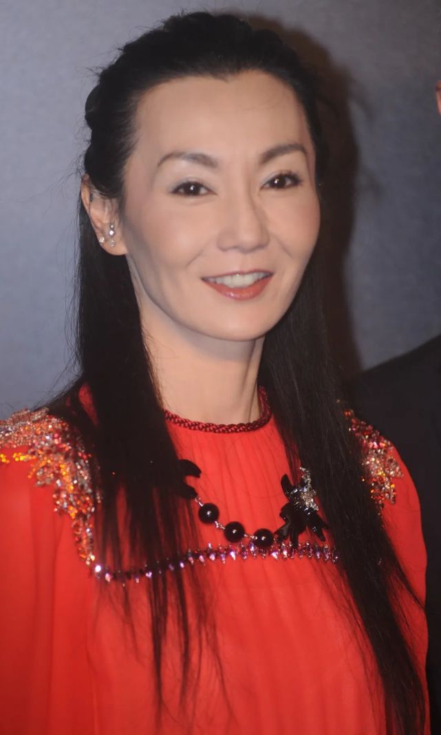 照片中,张曼玉穿着一袭红色薄纱长裙出席活动,简约大方又优雅好有气质