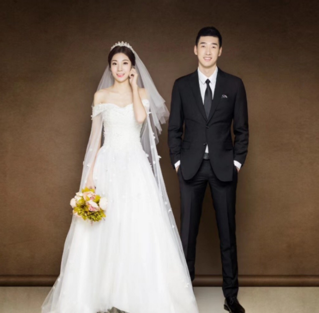 1994年出生的王宁身高191厘米,场上位置是副攻,曾入选中国女排国家队