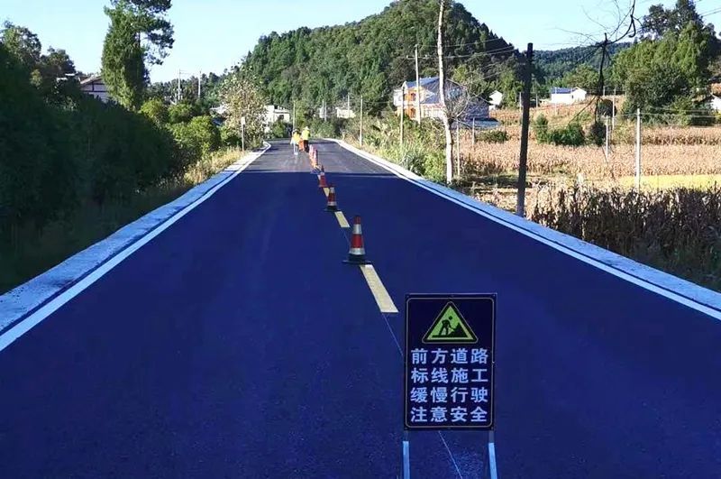 凤冈:鄢松公路大修改造铺油忙