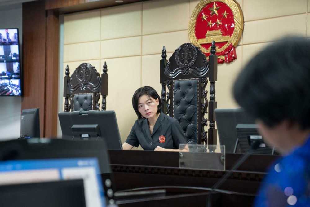 不负肩上天平不愧顶上国徽浙江省优秀法官黄文娟的一天