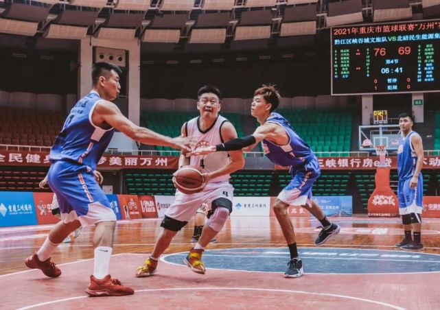 站了出来,先是一记打板三分命中,紧接着助攻蒋勇和刘文龙上篮得手