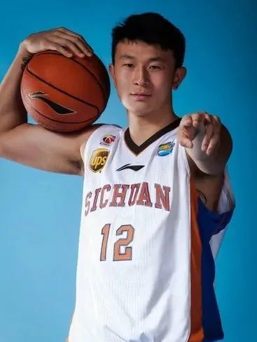 在全运村村委会的协调下,专车将左朕年送到媒体村电信营业厅补办手机