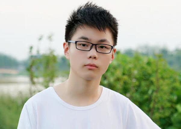 寂然被前女友卖掉账号父亲也花光了他的钱在直播间大哭