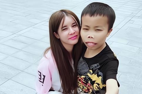 一夜成名的外星人陈山,24岁身价5亿,后来怎么消失了?_腾讯新闻