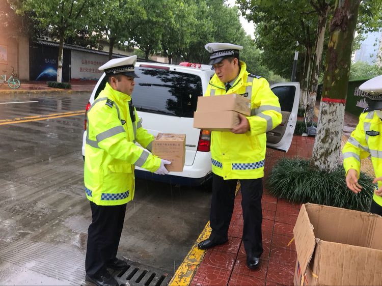 暖警雨鞋送一线,助力创文攻坚路
