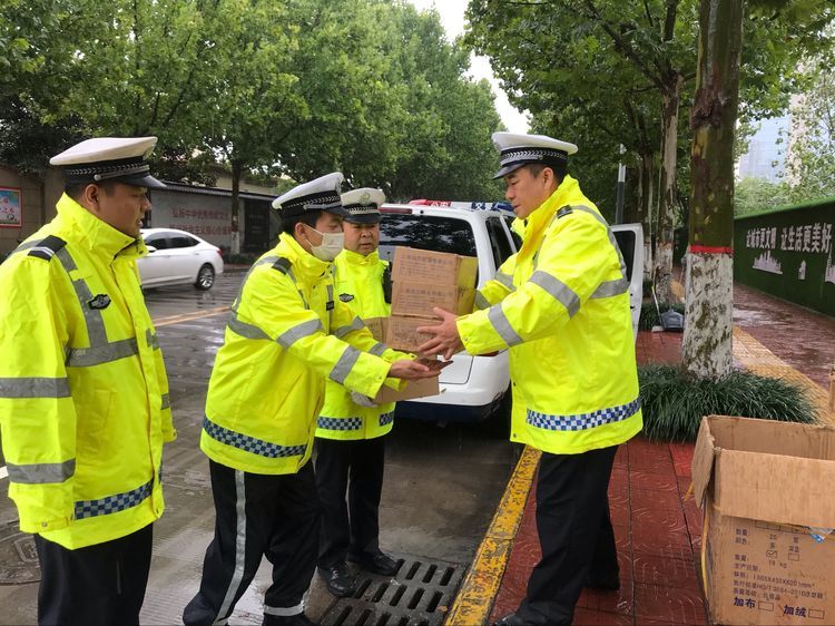 暖警雨鞋送一线助力创文攻坚路