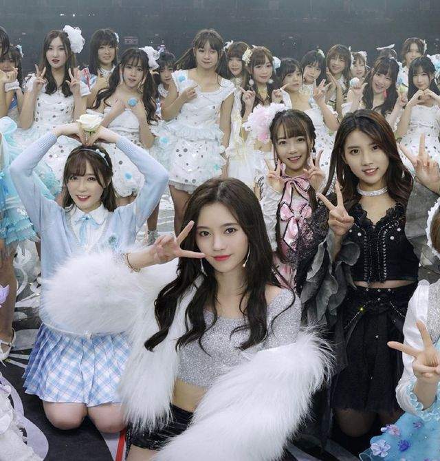 snh48组合成员梁雪图片