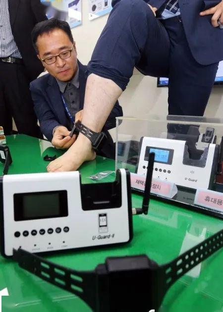 孟晚舟获释回家解除67脚镣67留下淤青她戴了三年的东西是什么